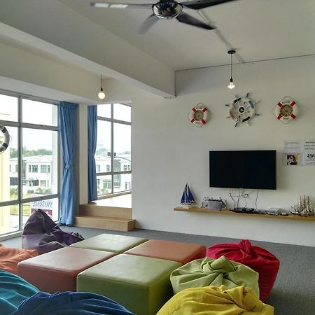 Roof Talk Theme Hostel ยะโฮร์บาห์รู ภายนอก รูปภาพ