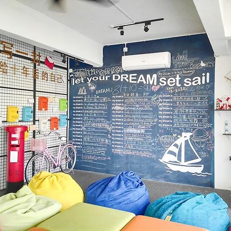 Roof Talk Theme Hostel ยะโฮร์บาห์รู ภายนอก รูปภาพ