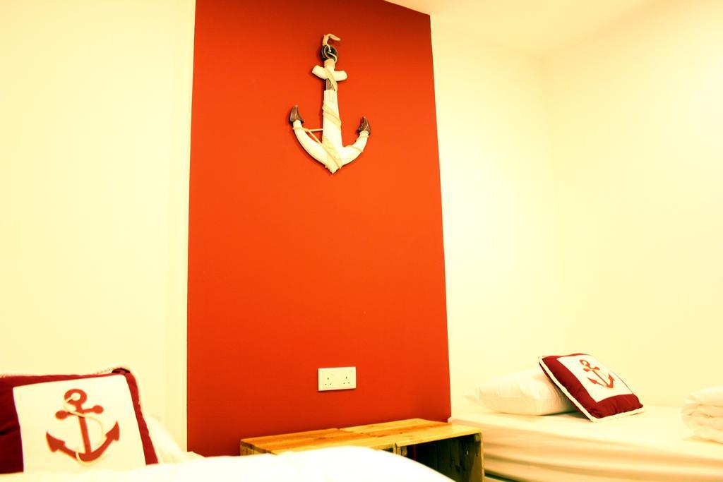 Roof Talk Theme Hostel ยะโฮร์บาห์รู ภายนอก รูปภาพ