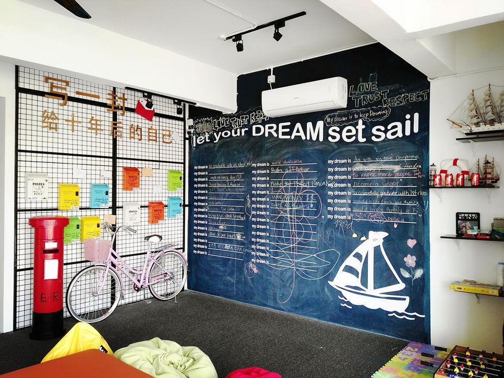 Roof Talk Theme Hostel ยะโฮร์บาห์รู ภายนอก รูปภาพ