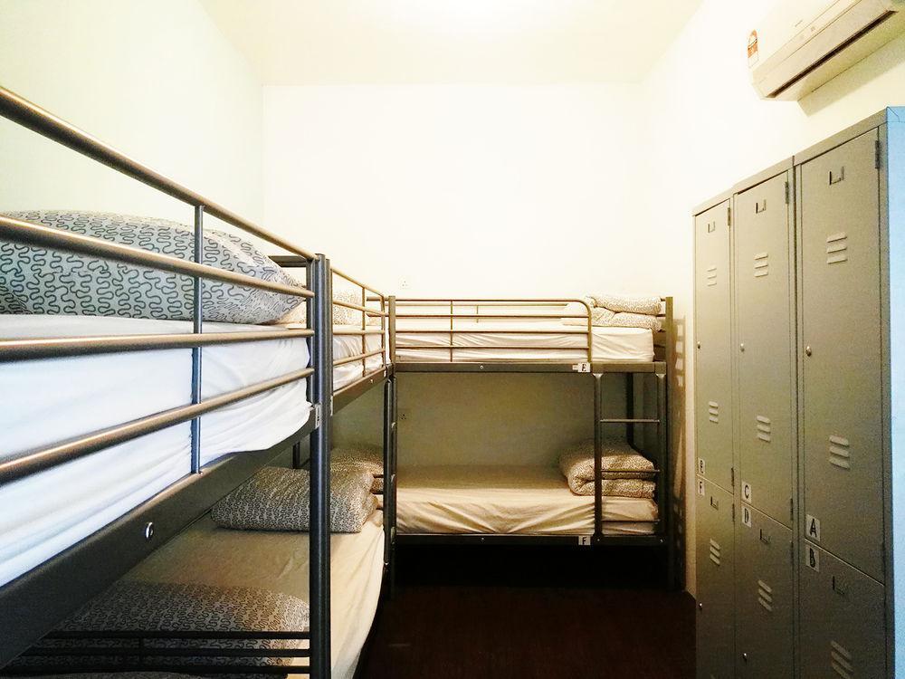 Roof Talk Theme Hostel ยะโฮร์บาห์รู ภายนอก รูปภาพ