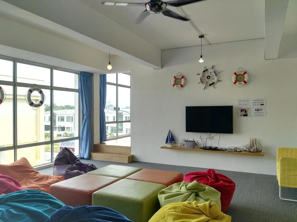 Roof Talk Theme Hostel ยะโฮร์บาห์รู ภายนอก รูปภาพ