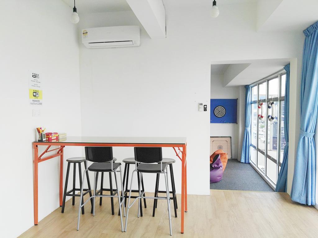 Roof Talk Theme Hostel ยะโฮร์บาห์รู ภายนอก รูปภาพ