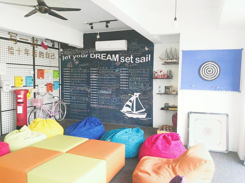 Roof Talk Theme Hostel ยะโฮร์บาห์รู ภายนอก รูปภาพ