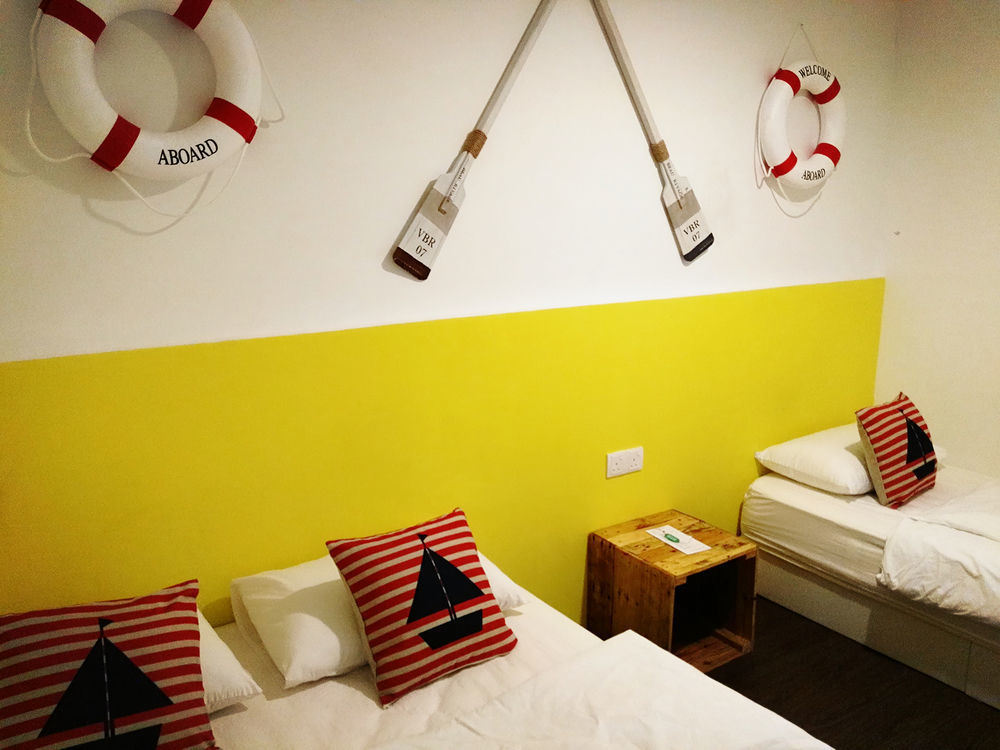 Roof Talk Theme Hostel ยะโฮร์บาห์รู ภายนอก รูปภาพ