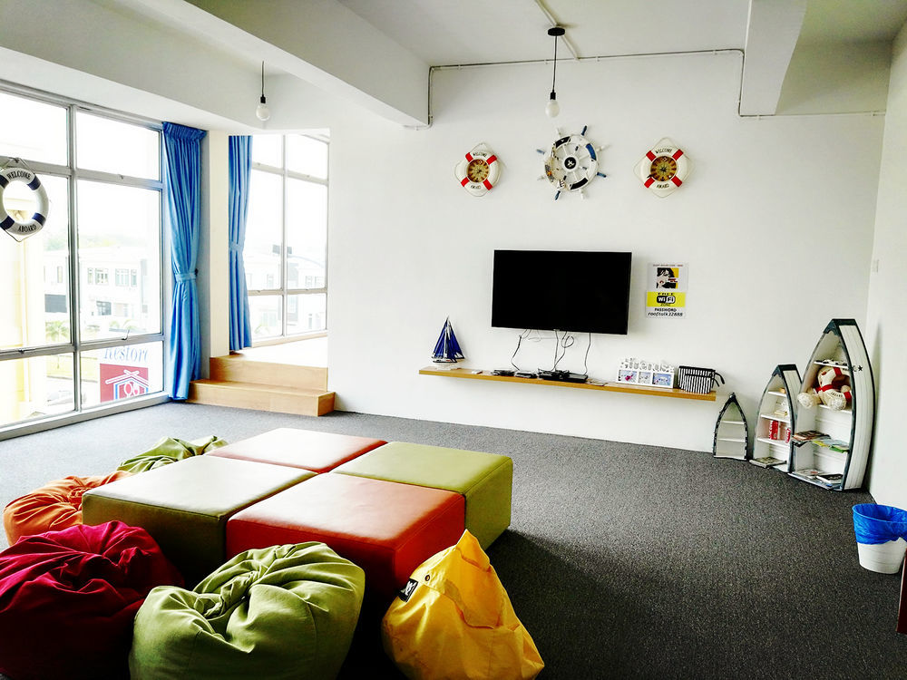 Roof Talk Theme Hostel ยะโฮร์บาห์รู ภายนอก รูปภาพ