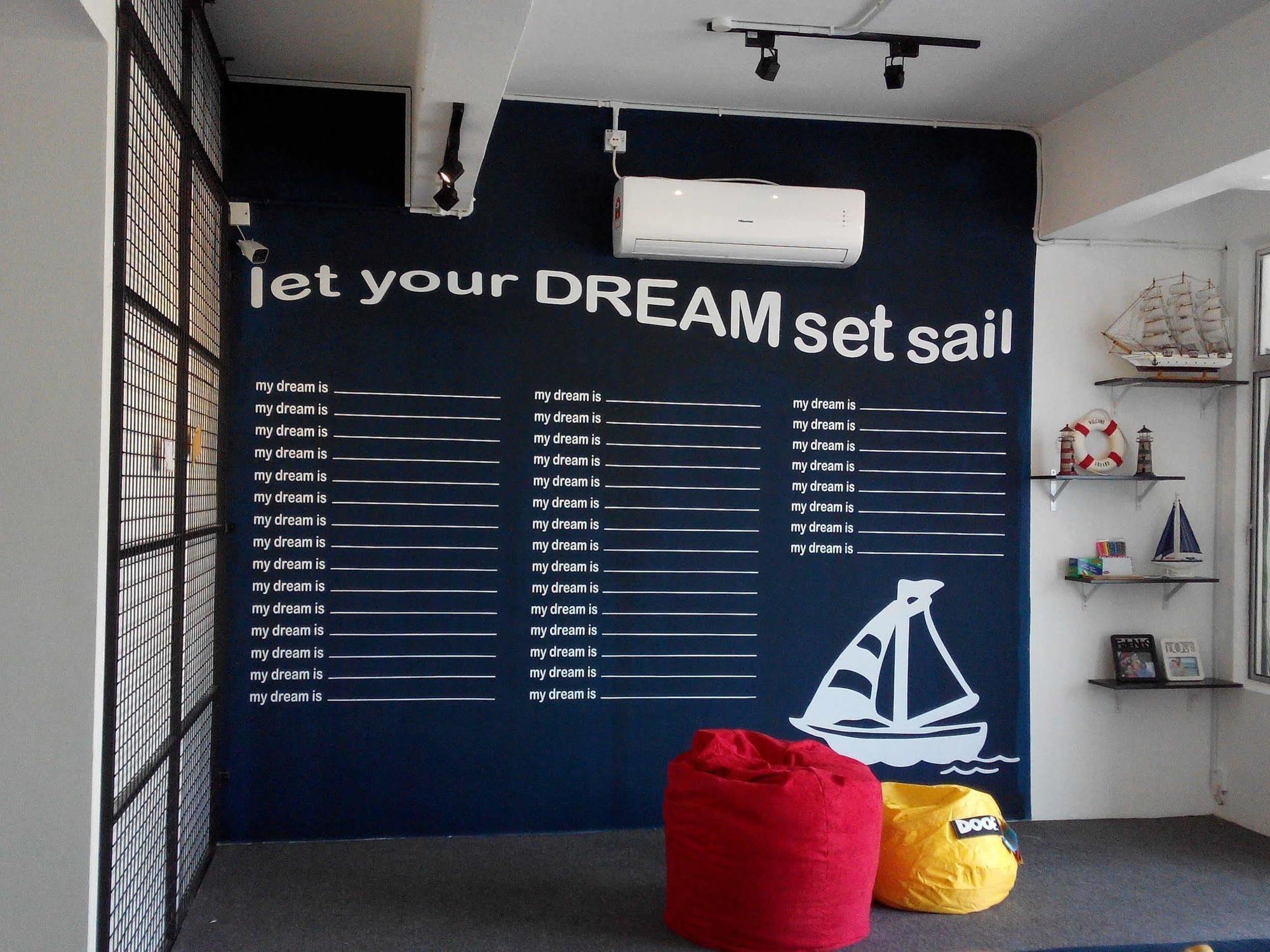 Roof Talk Theme Hostel ยะโฮร์บาห์รู ภายนอก รูปภาพ