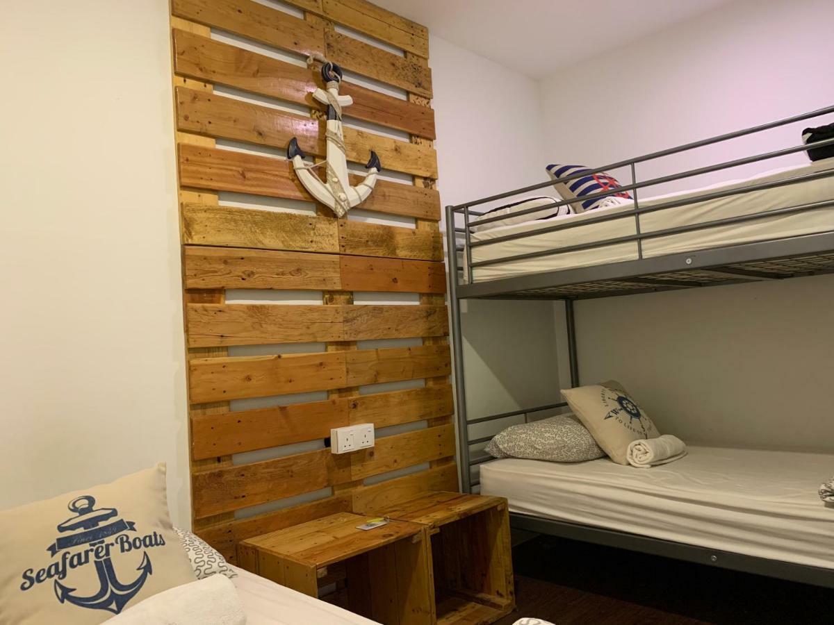 Roof Talk Theme Hostel ยะโฮร์บาห์รู ภายนอก รูปภาพ